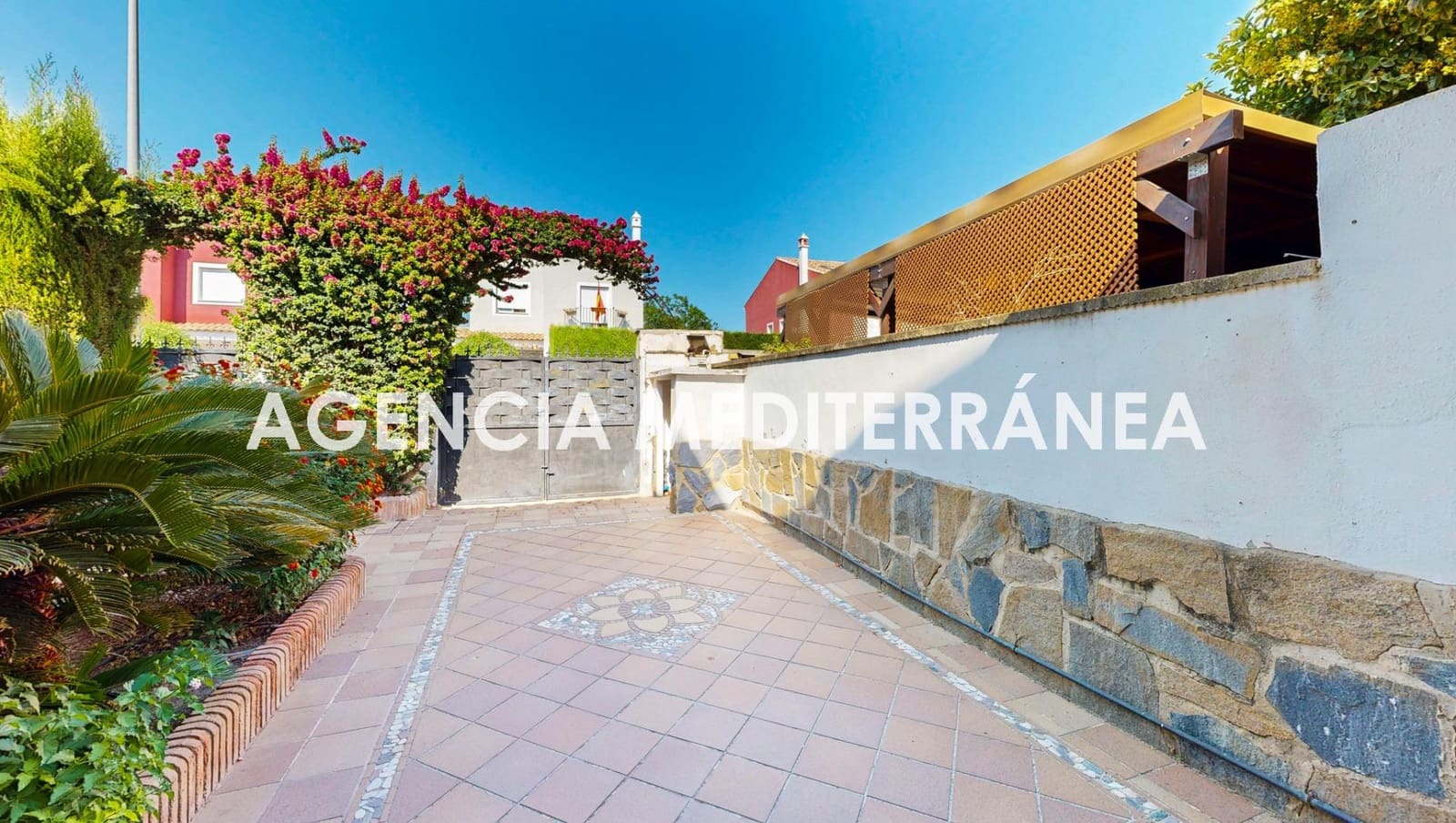 5 sypialnia Dom blizniak na sprzedaż w La Pobla de Vallbona z basenem garażem - 510 000 € (Ref: 9938286)