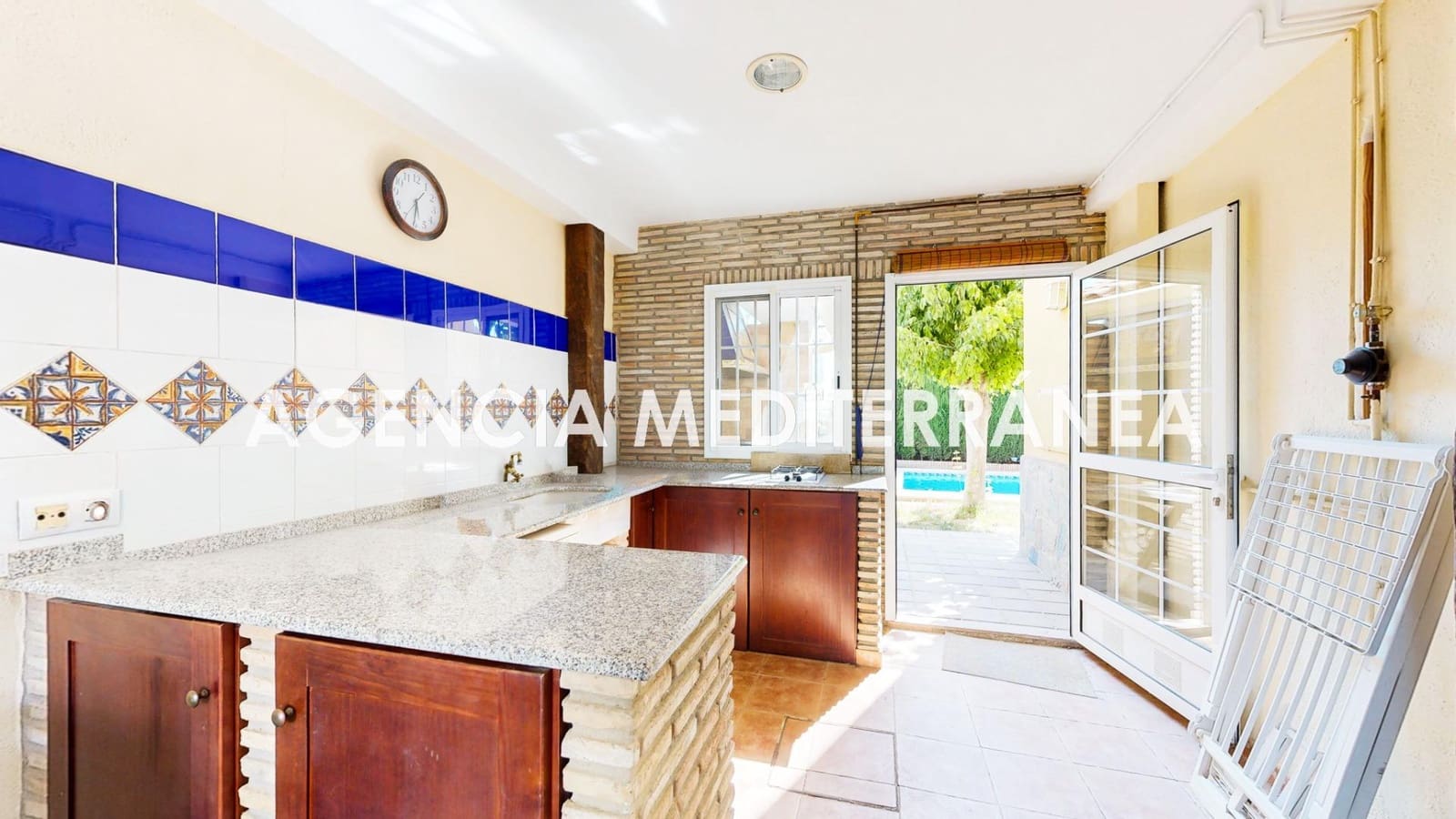 5 sypialnia Dom blizniak na sprzedaż w La Pobla de Vallbona z basenem garażem - 510 000 € (Ref: 9938286)