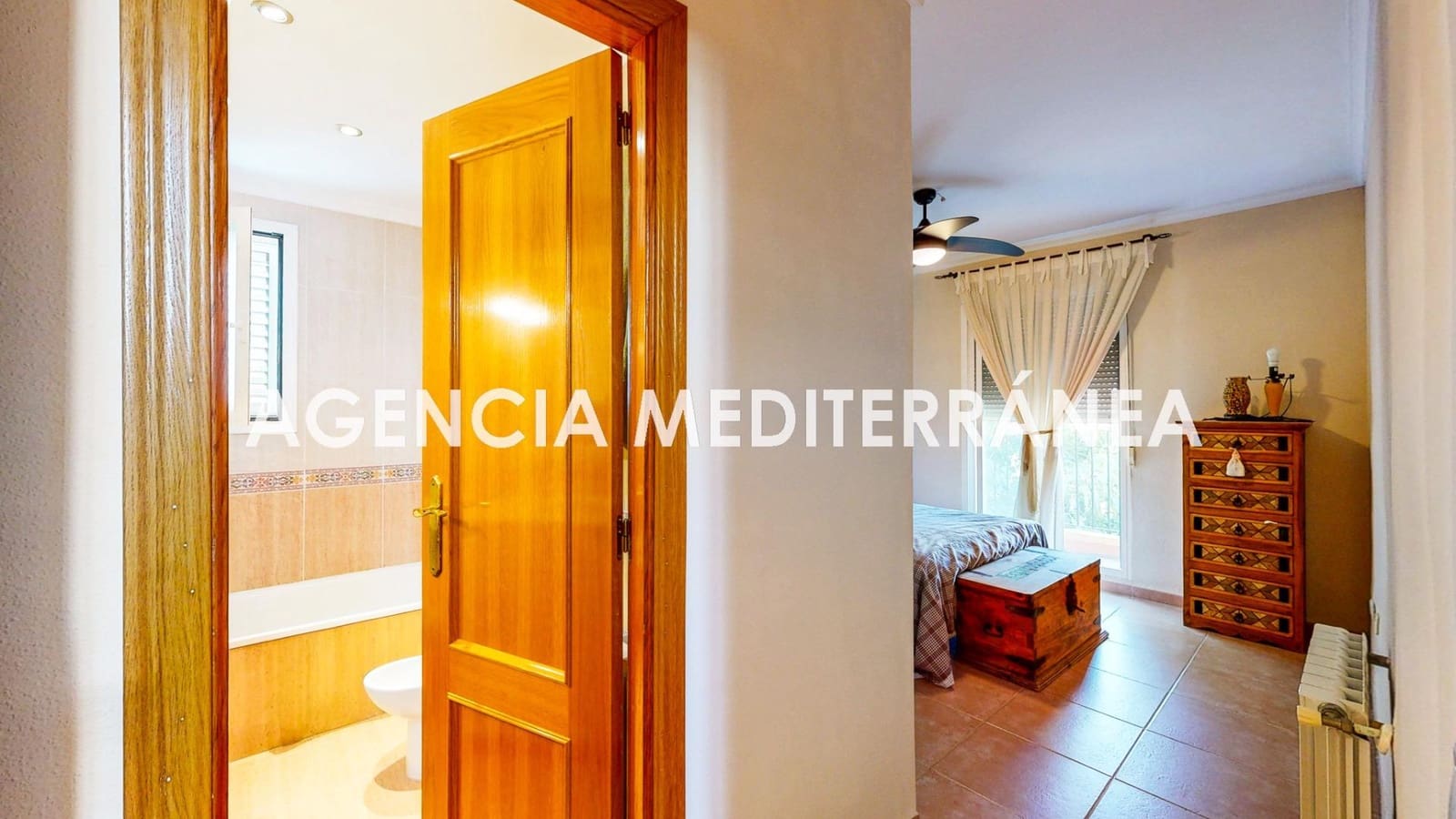 5 sypialnia Dom blizniak na sprzedaż w La Pobla de Vallbona z basenem garażem - 510 000 € (Ref: 9938286)