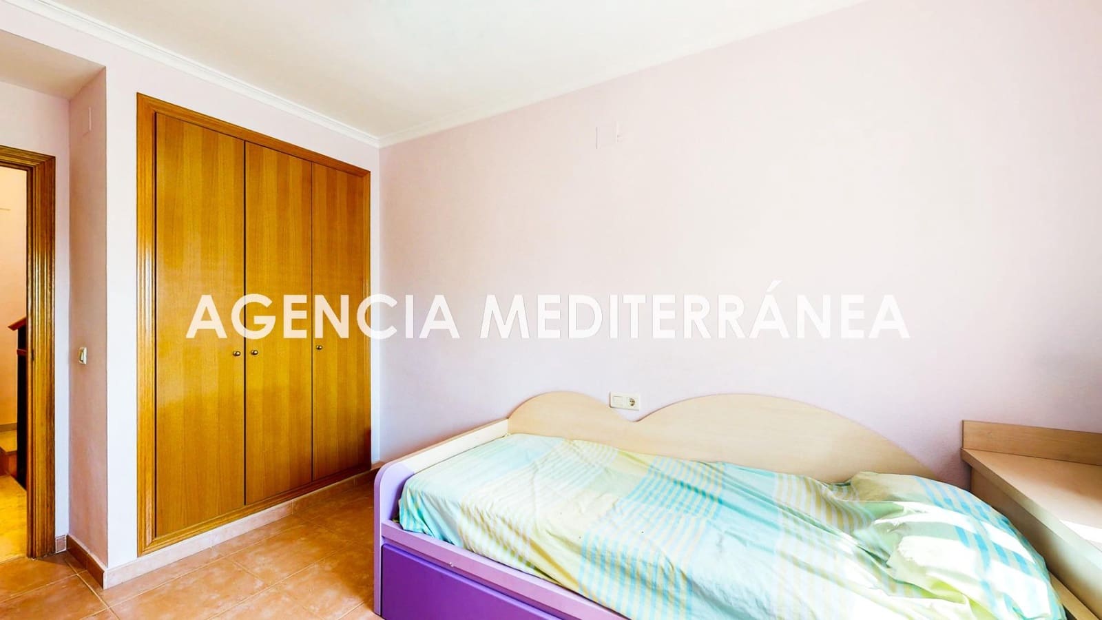 5 bedroom Semi-detached Villa for sale in La Pobla de Vallbona with pool garage - € 510,000 (Ref: 9938286)