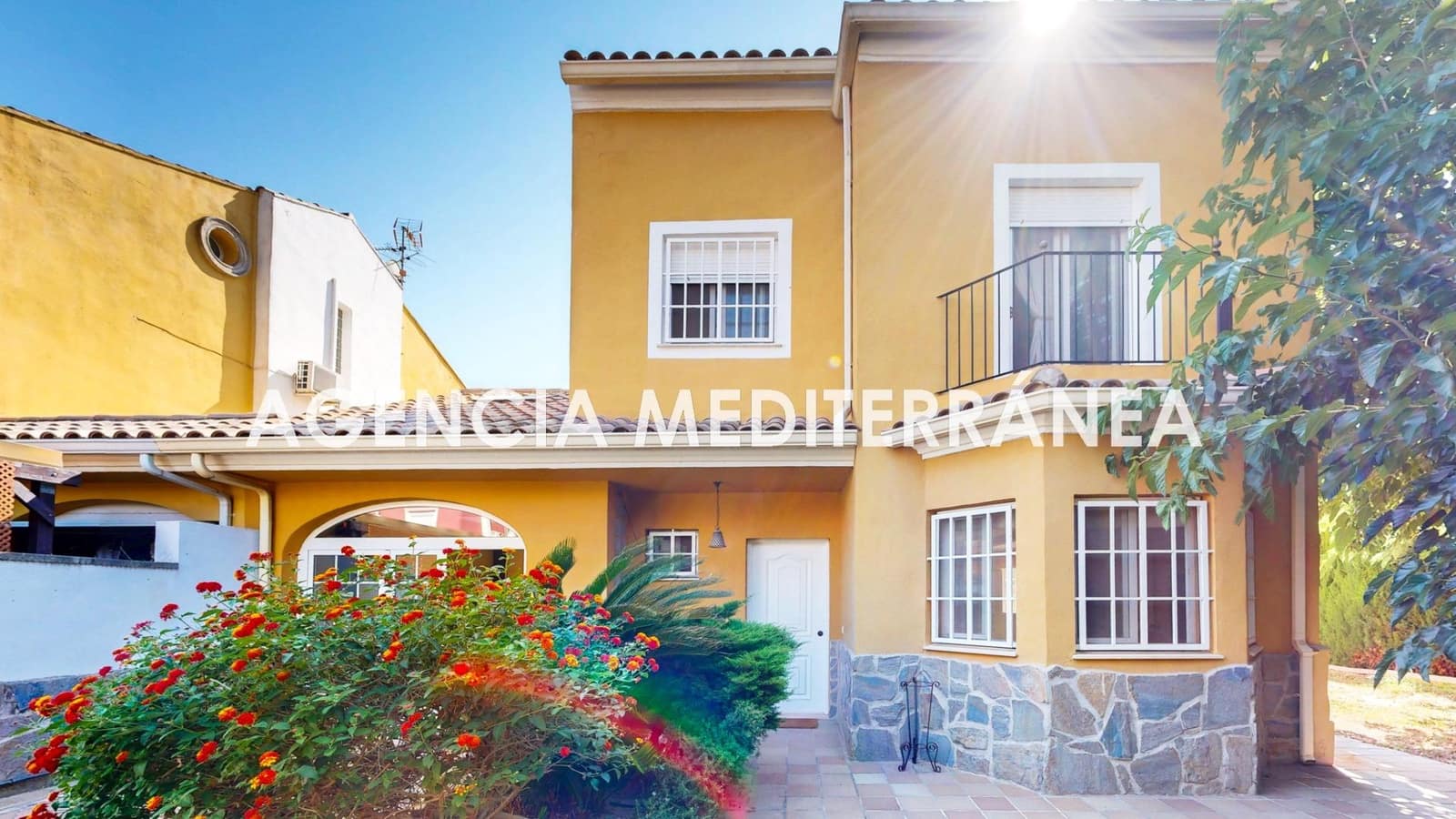 5 bedroom Semi-detached Villa for sale in La Pobla de Vallbona with pool garage - € 510,000 (Ref: 9938286)