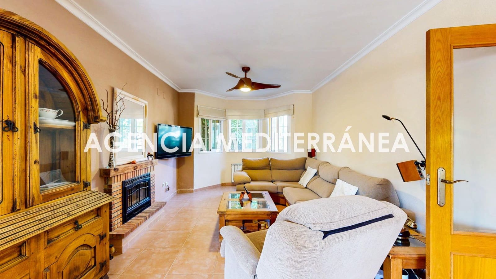 5 bedroom Semi-detached Villa for sale in La Pobla de Vallbona with pool garage - € 510,000 (Ref: 9938286)