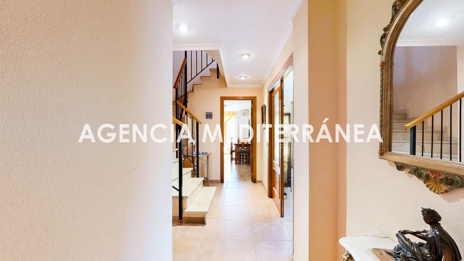 5 bedroom Semi-detached Villa for sale in La Pobla de Vallbona with pool garage - € 510,000 (Ref: 9938286)