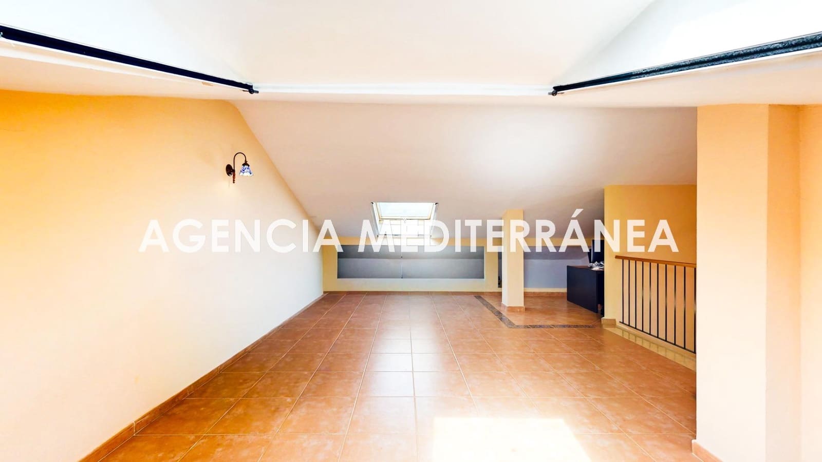 5 bedroom Semi-detached Villa for sale in La Pobla de Vallbona with pool garage - € 510,000 (Ref: 9938286)