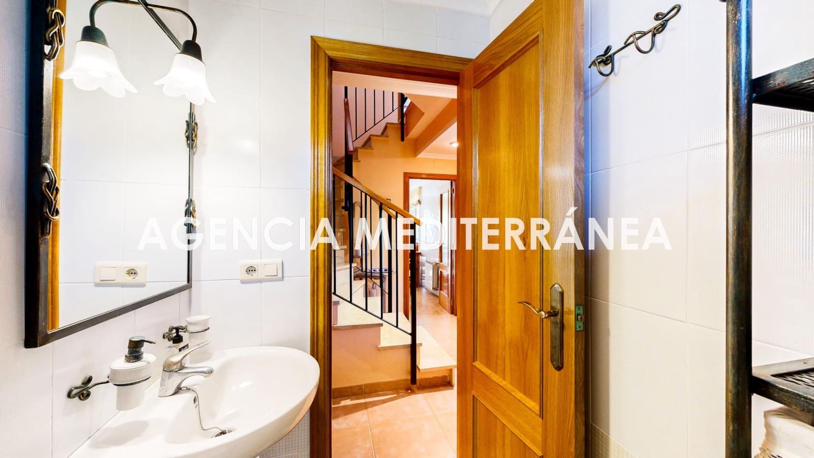 5 bedroom Semi-detached Villa for sale in La Pobla de Vallbona with pool garage - € 510,000 (Ref: 9938286)