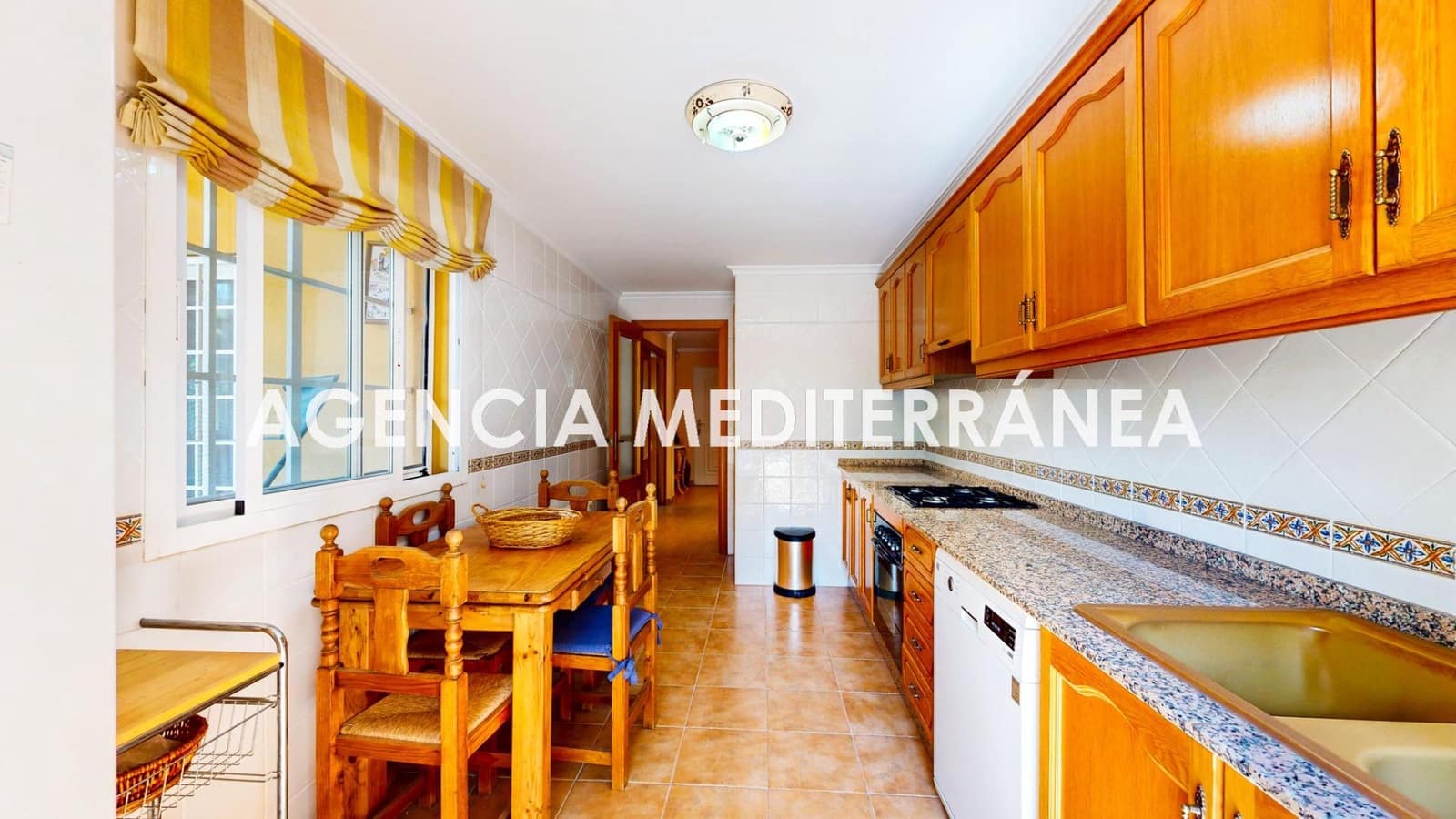 5 bedroom Semi-detached Villa for sale in La Pobla de Vallbona with pool garage - € 510,000 (Ref: 9938286)