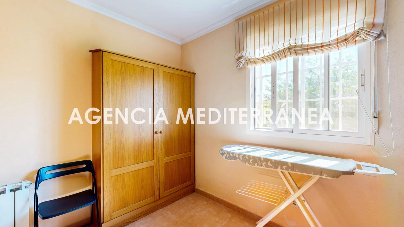5 bedroom Semi-detached Villa for sale in La Pobla de Vallbona with pool garage - € 510,000 (Ref: 9938286)