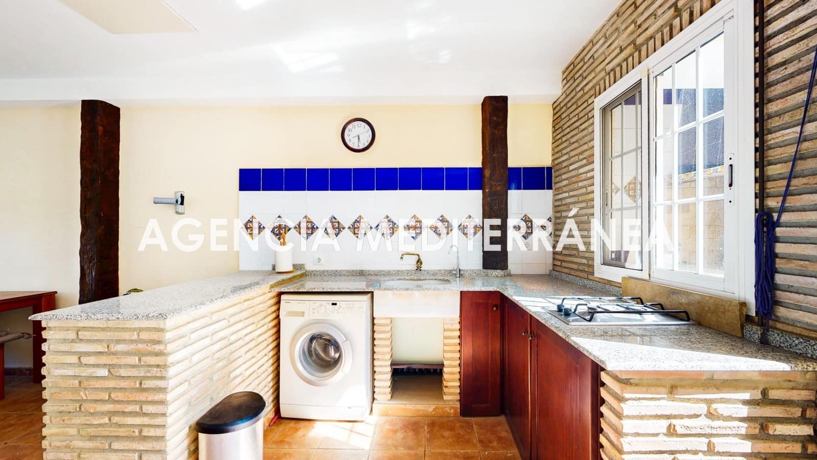 5 bedroom Semi-detached Villa for sale in La Pobla de Vallbona with pool garage - € 510,000 (Ref: 9938286)