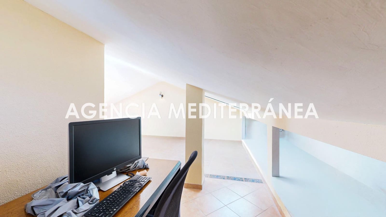 5 bedroom Semi-detached Villa for sale in La Pobla de Vallbona with pool garage - € 510,000 (Ref: 9938286)