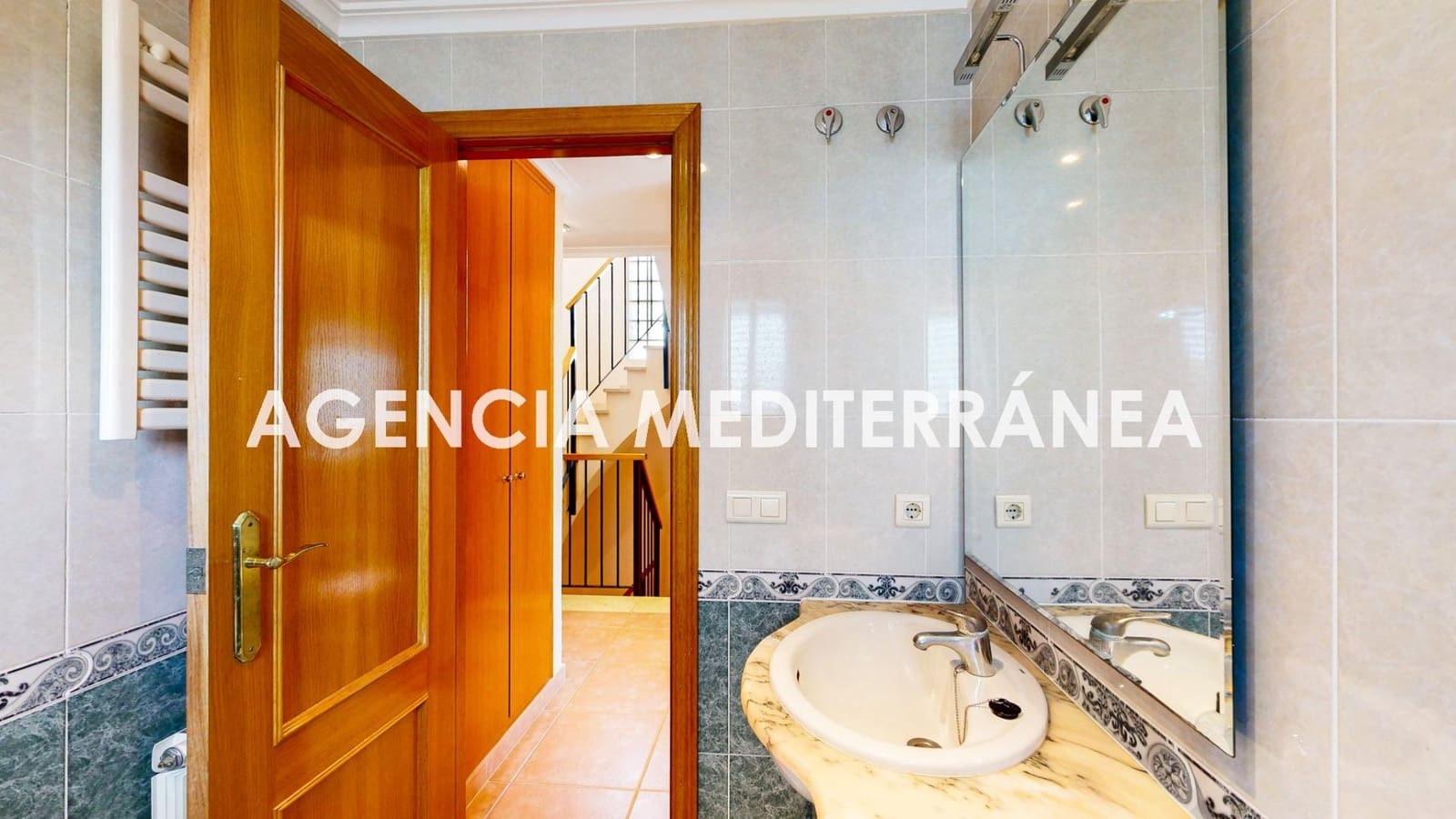 5 bedroom Semi-detached Villa for sale in La Pobla de Vallbona with pool garage - € 510,000 (Ref: 9938286)