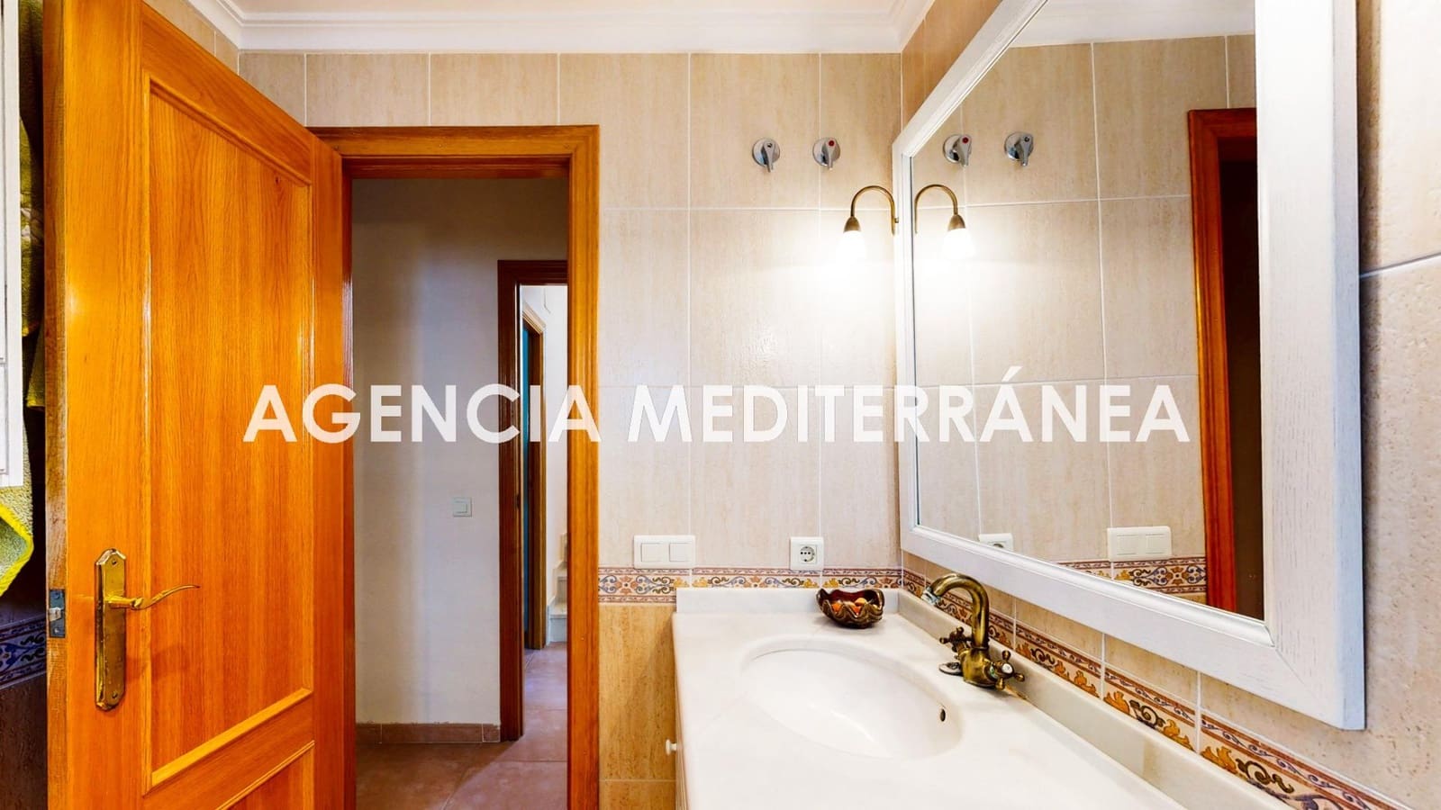 5 bedroom Semi-detached Villa for sale in La Pobla de Vallbona with pool garage - € 510,000 (Ref: 9938286)