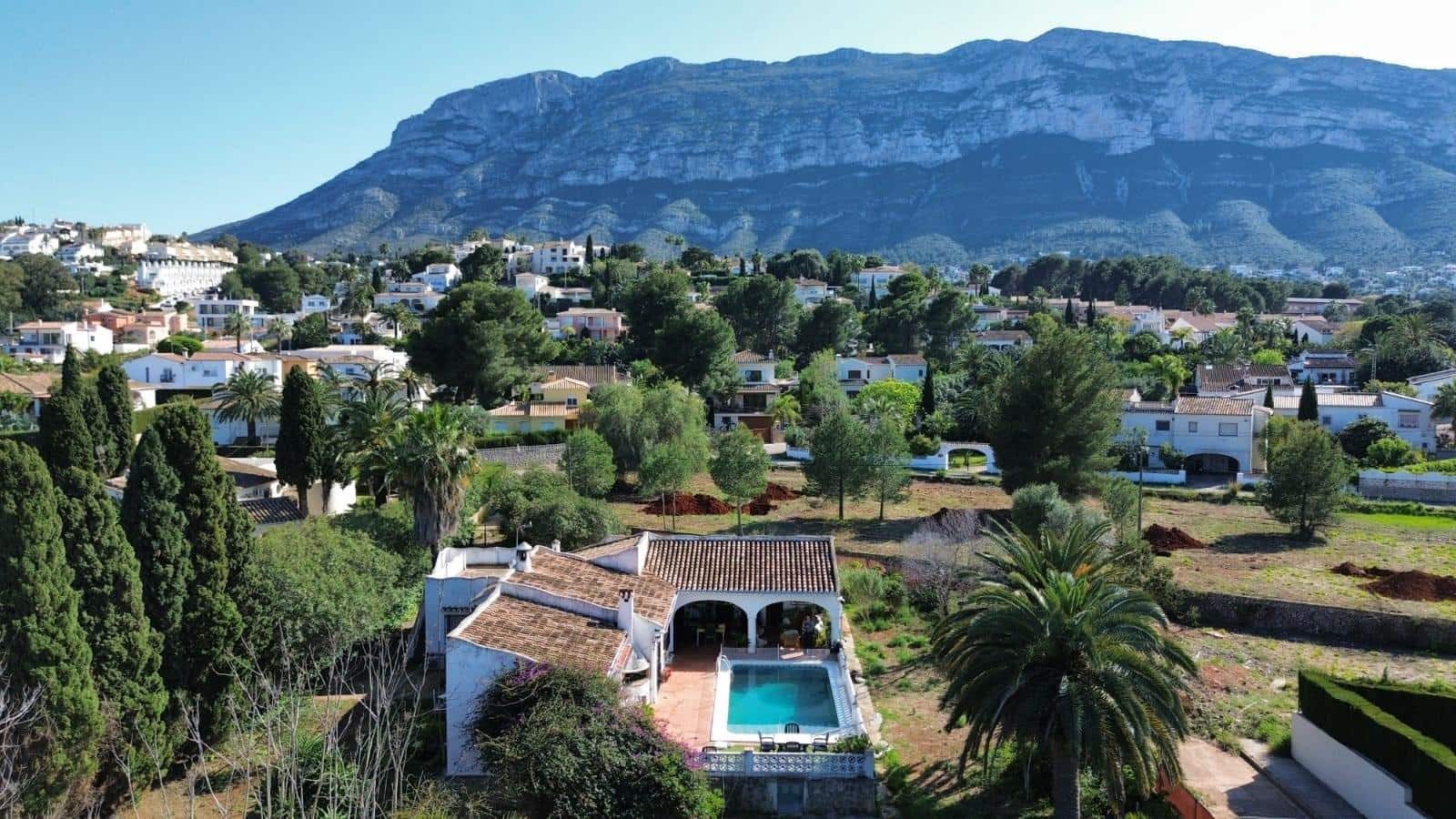 Chalet de 3 habitaciones en Dénia en venta con garaje - 870.000 € (Ref: 9942605)
