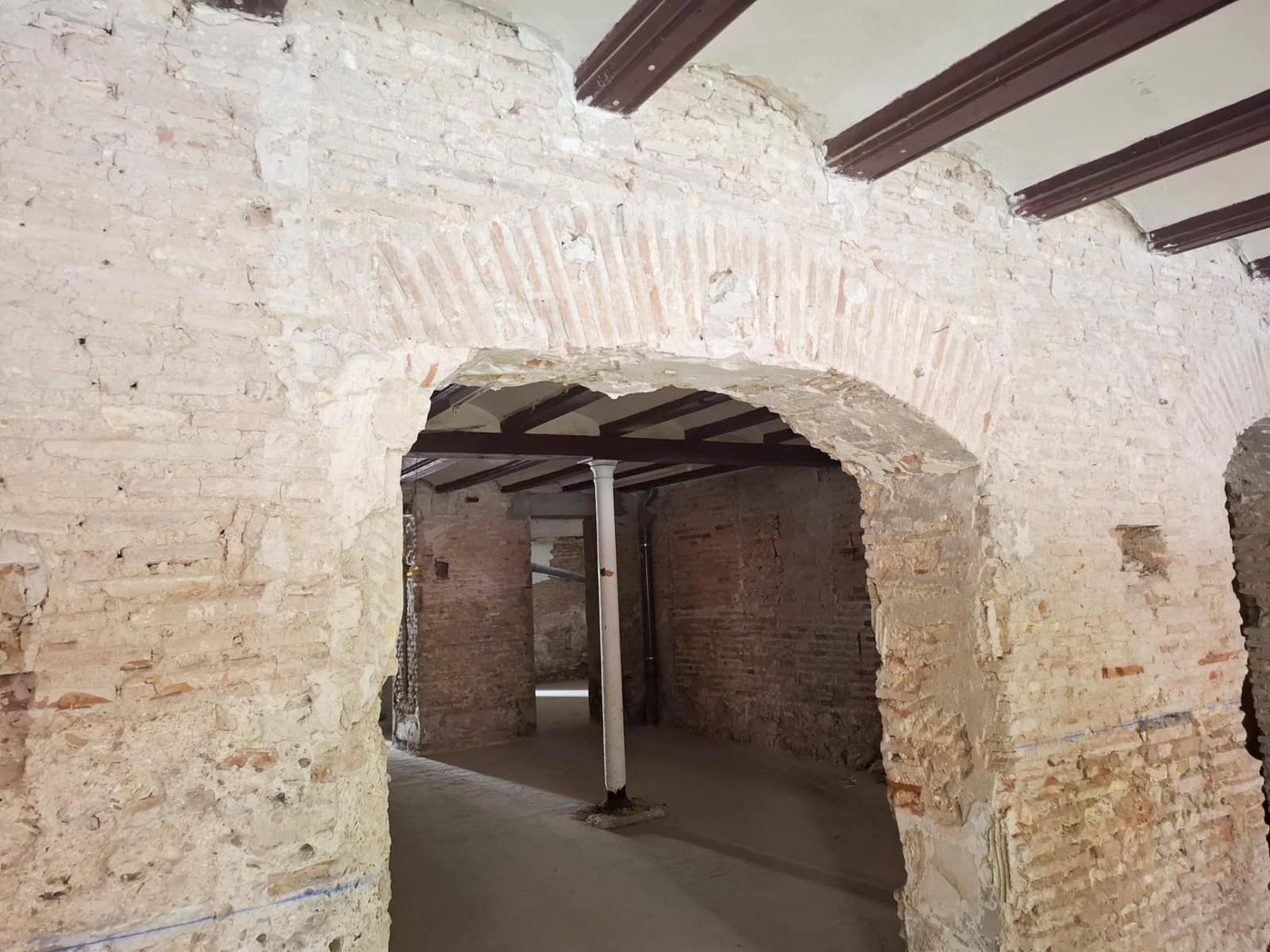 Commercial for sale in Valencia city - € 450,000 (Ref: 9947995)
