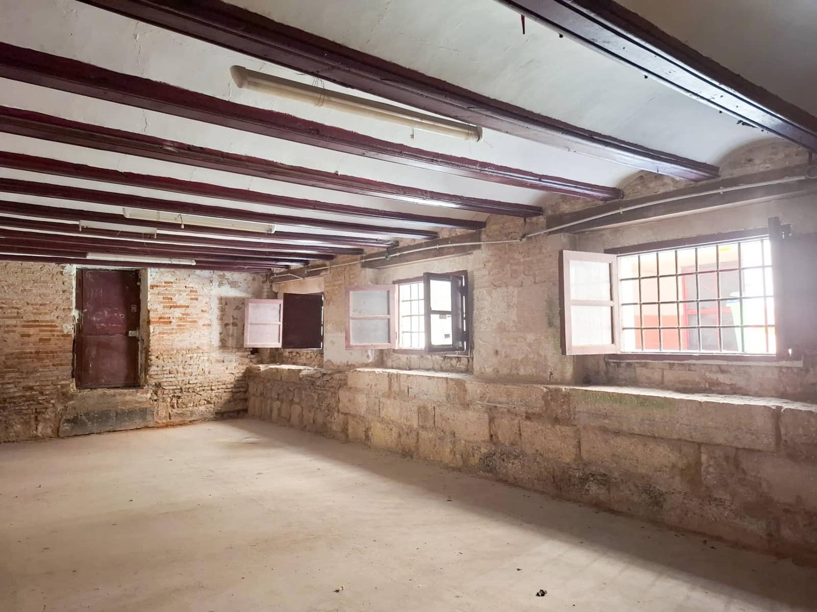 Commercial for sale in Valencia city - € 450,000 (Ref: 9947995)