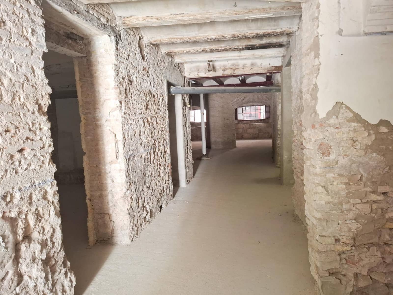 Commercial for sale in Valencia city - € 450,000 (Ref: 9947995)