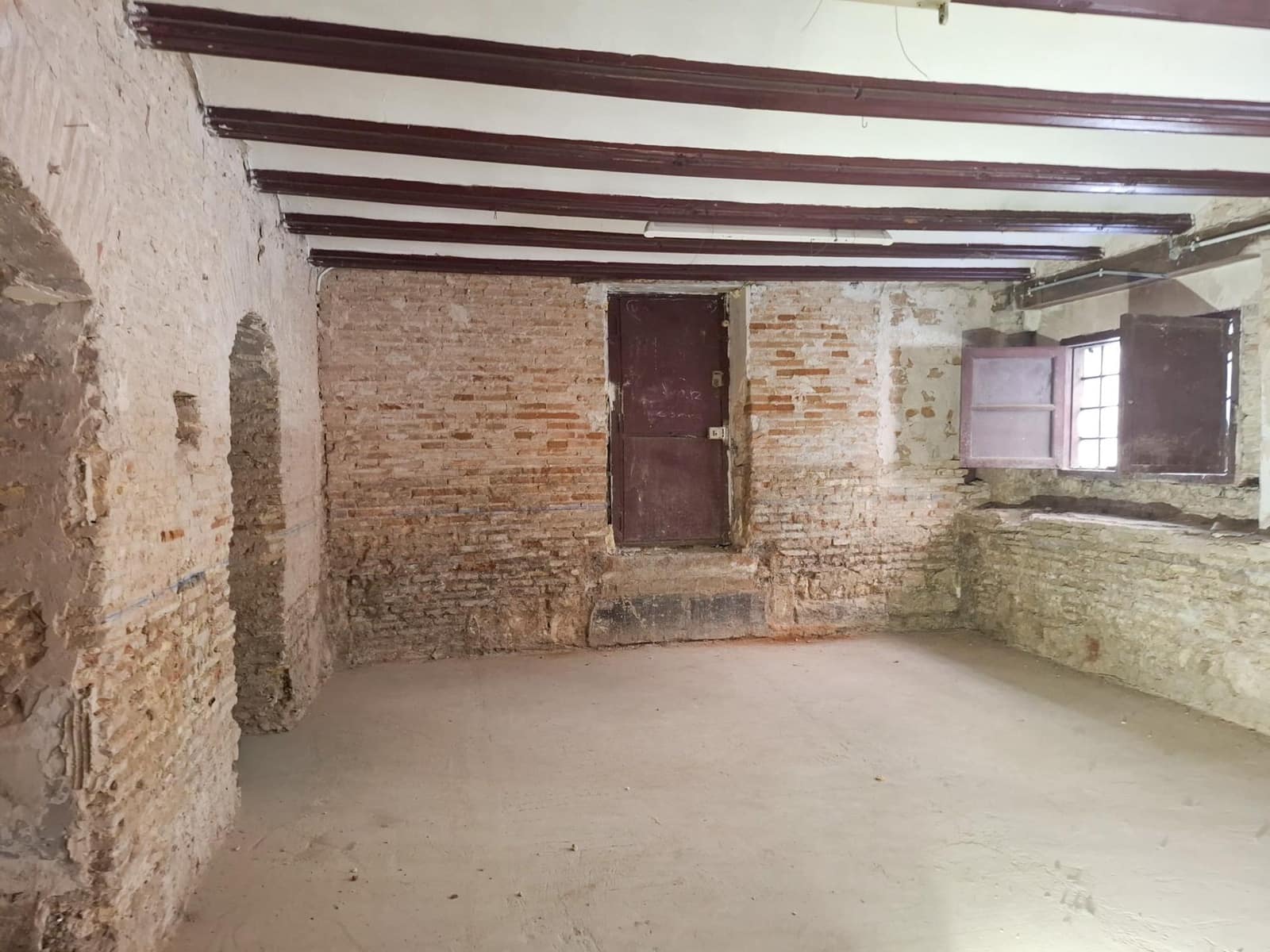 Commercial for sale in Valencia city - € 450,000 (Ref: 9947995)