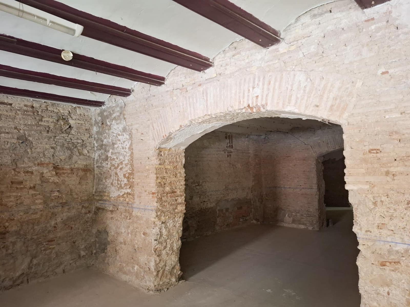 Commercial for sale in Valencia city - € 450,000 (Ref: 9947995)