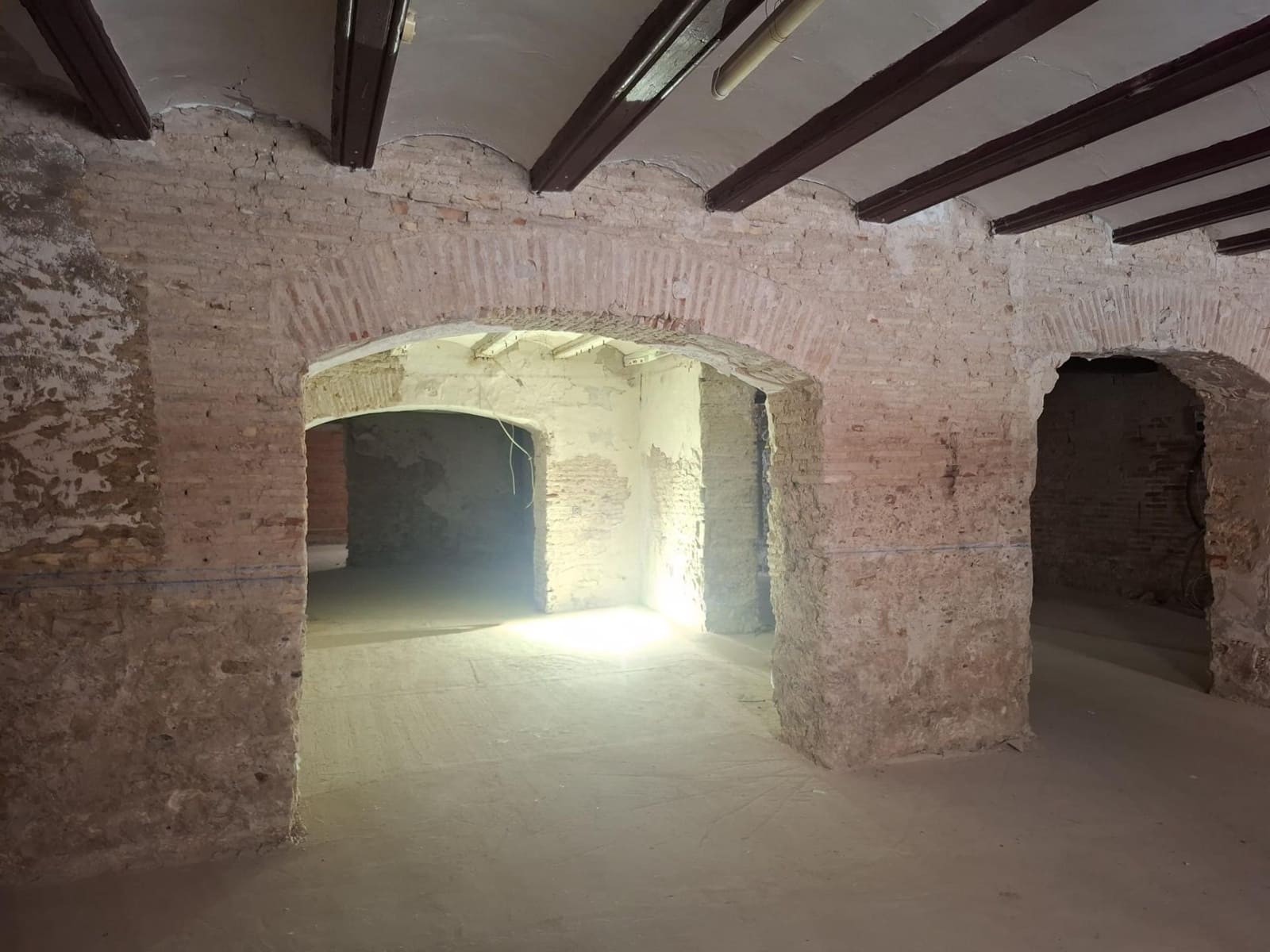 Commercial for sale in Valencia city - € 450,000 (Ref: 9947995)