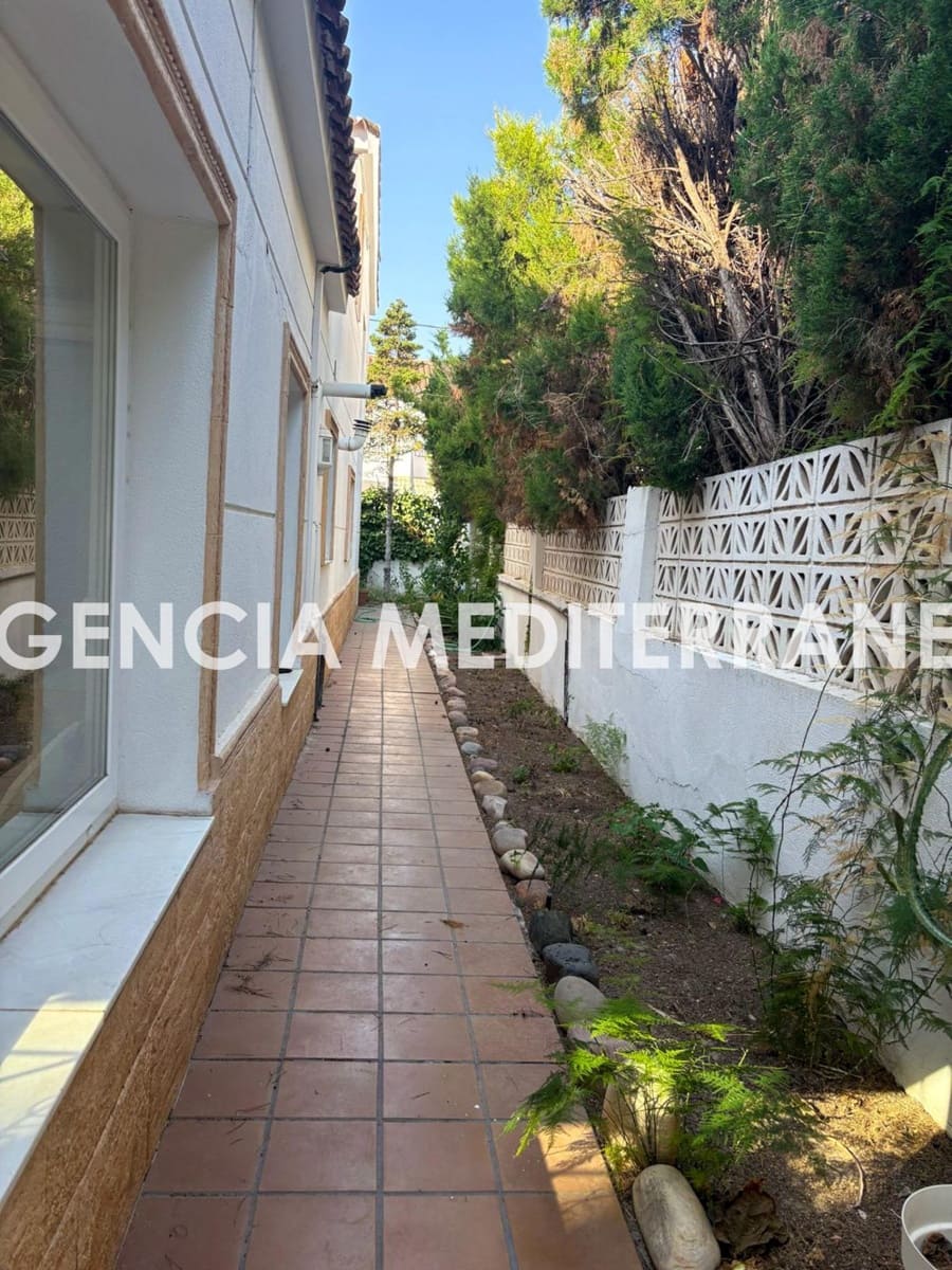 4 soverom Villa til salgs i La Canada med svømmebasseng - € 550 000 (Ref: 9959851)