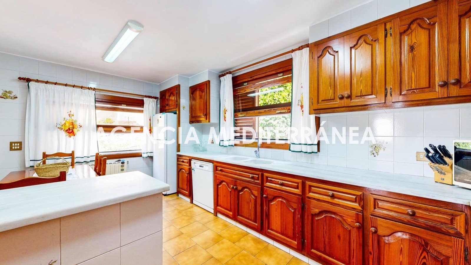 5 bedroom Villa for sale in Oropesa  with pool garage - € 799,000 (Ref: 9978964)