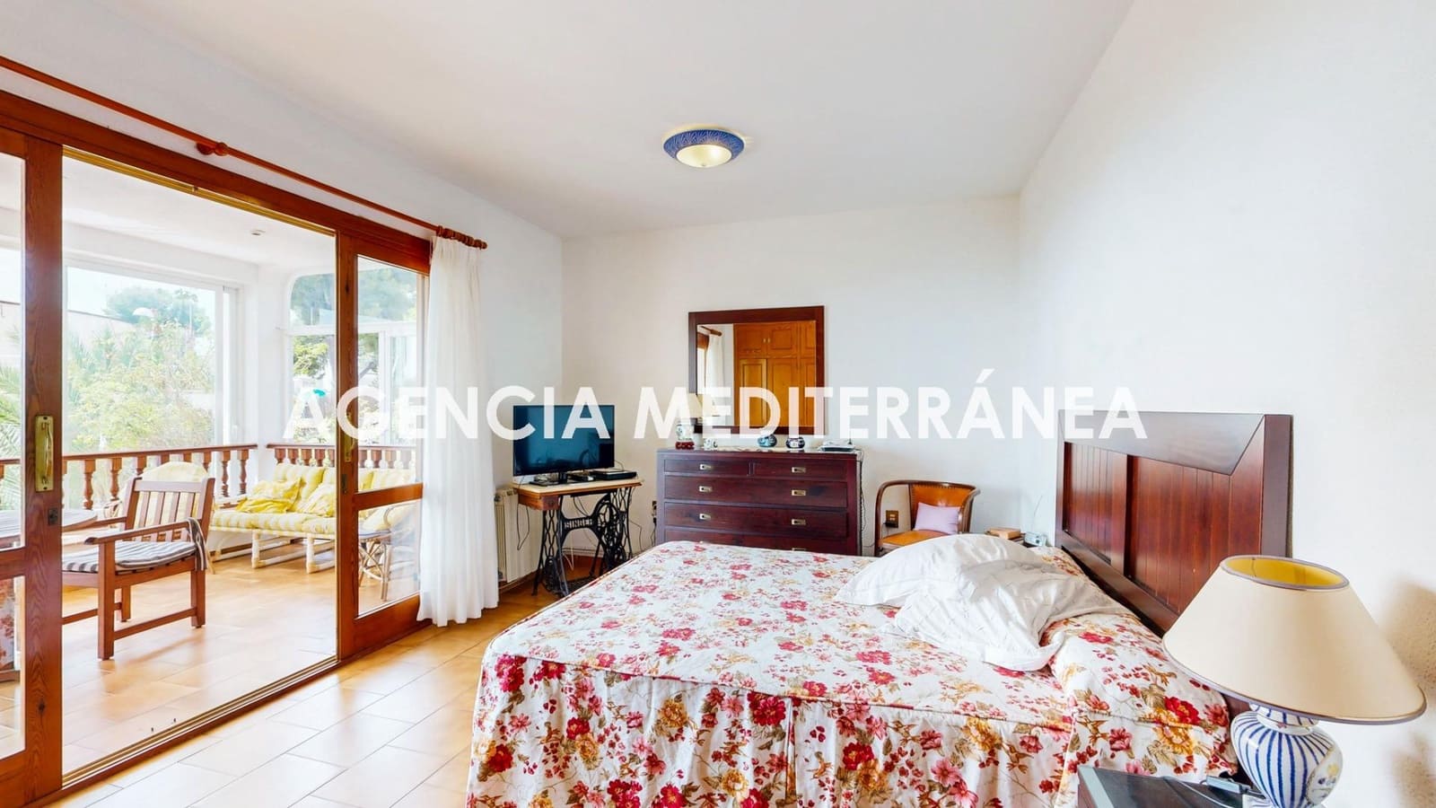 5 bedroom Villa for sale in Oropesa  with pool garage - € 799,000 (Ref: 9978964)