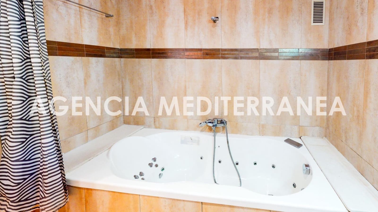 4 Zimmer Villa zu verkaufen in Burjassot mit Garage - 390.000 € (Ref: 9983083)