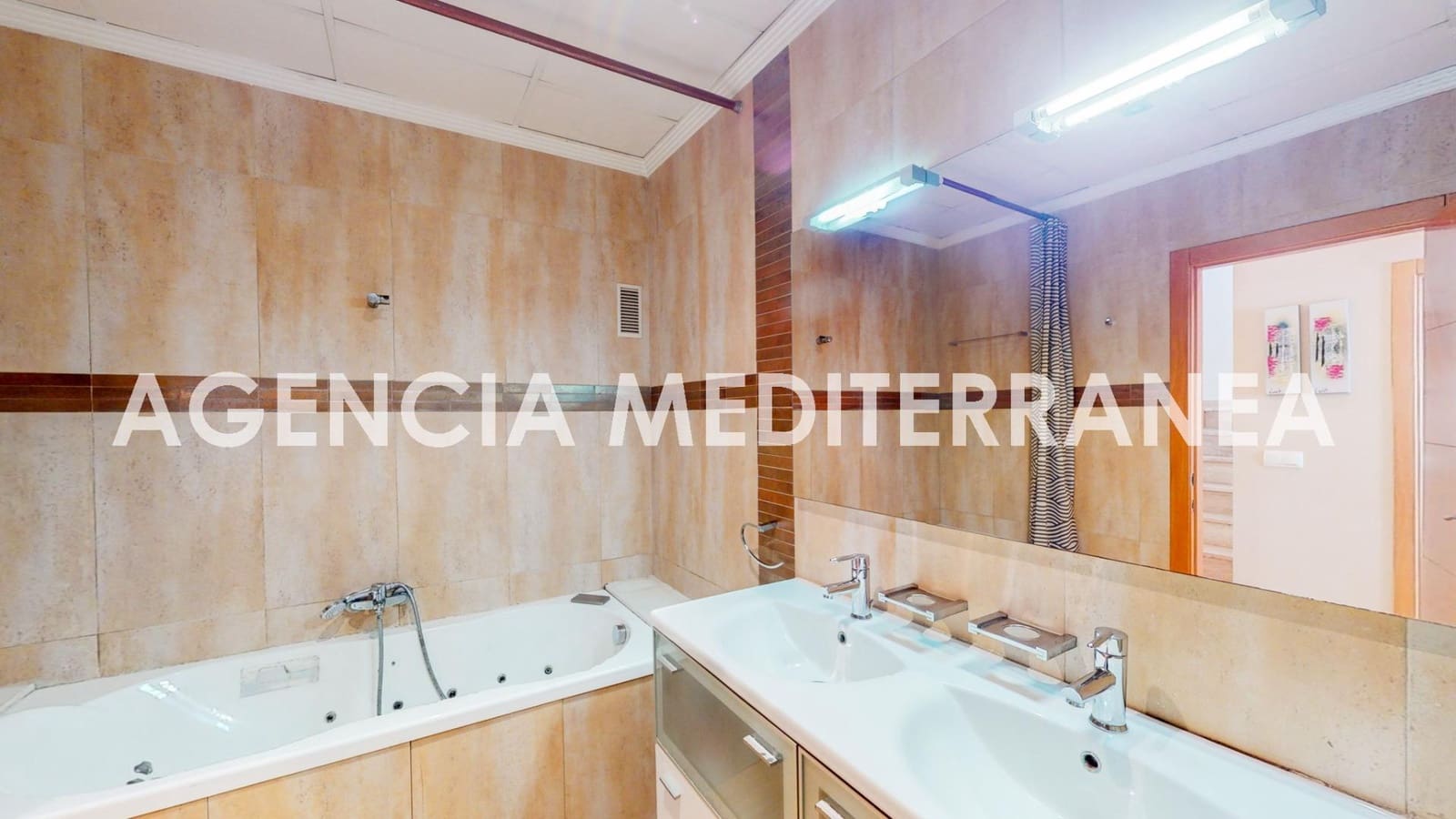 4 bedroom Villa for sale in Burjassot with garage - € 390,000 (Ref: 9983083)