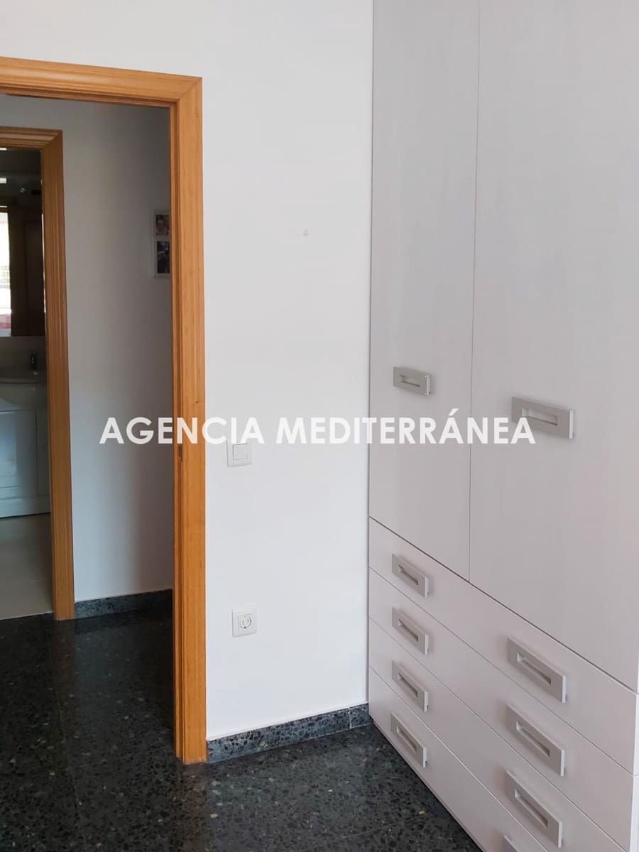 3 bedroom Penthouse for rent in Burjassot with garage - € 1,300 (Ref: 9990791)
