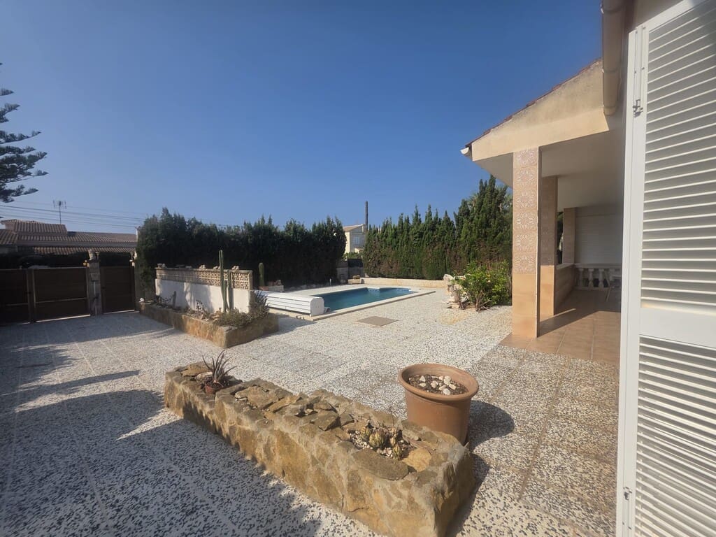 4 bedroom Villa for rent in Badia Gran with pool garage - € 3,000 (Ref: 10075451)