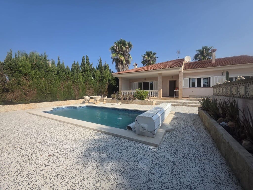 4 bedroom Villa for rent in Badia Gran with pool garage - € 3,000 (Ref: 10075451)