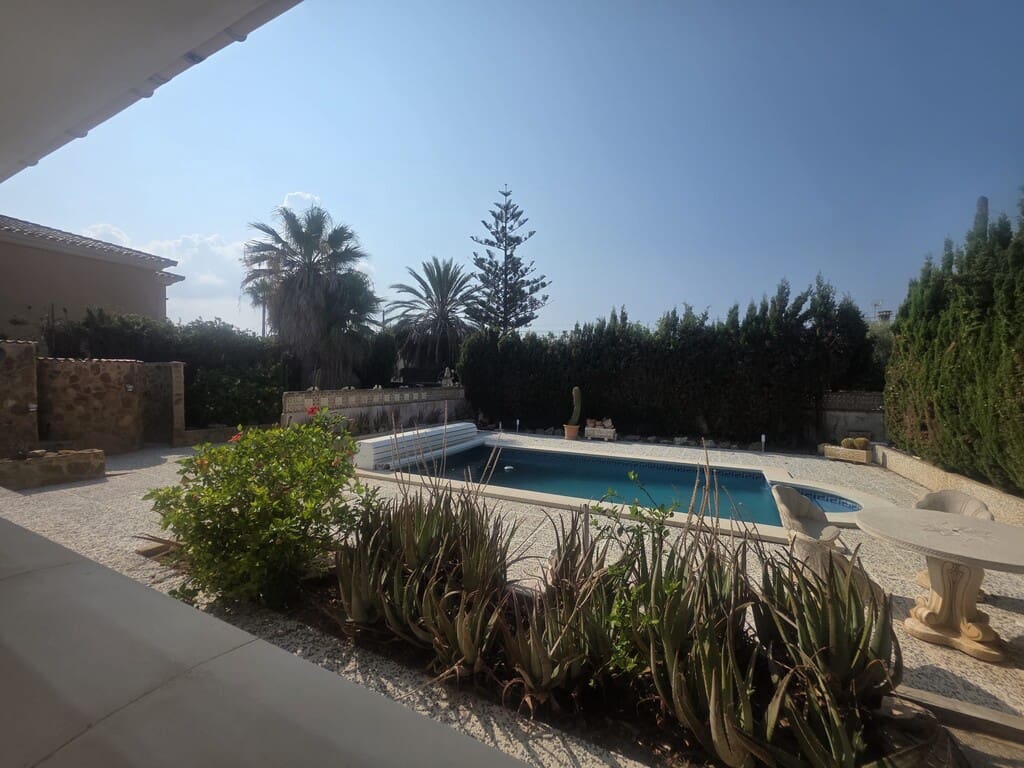Villa/Maison de 4 chambres à louer à Badia Gran avec piscine garage - 3 000 € (Ref: 10115532)