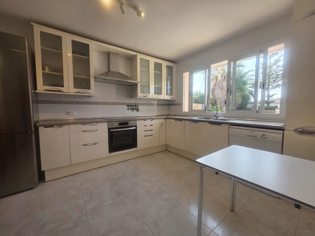 Villa/Maison de 4 chambres à louer à Badia Gran avec piscine garage - 3 000 € (Ref: 10115532)