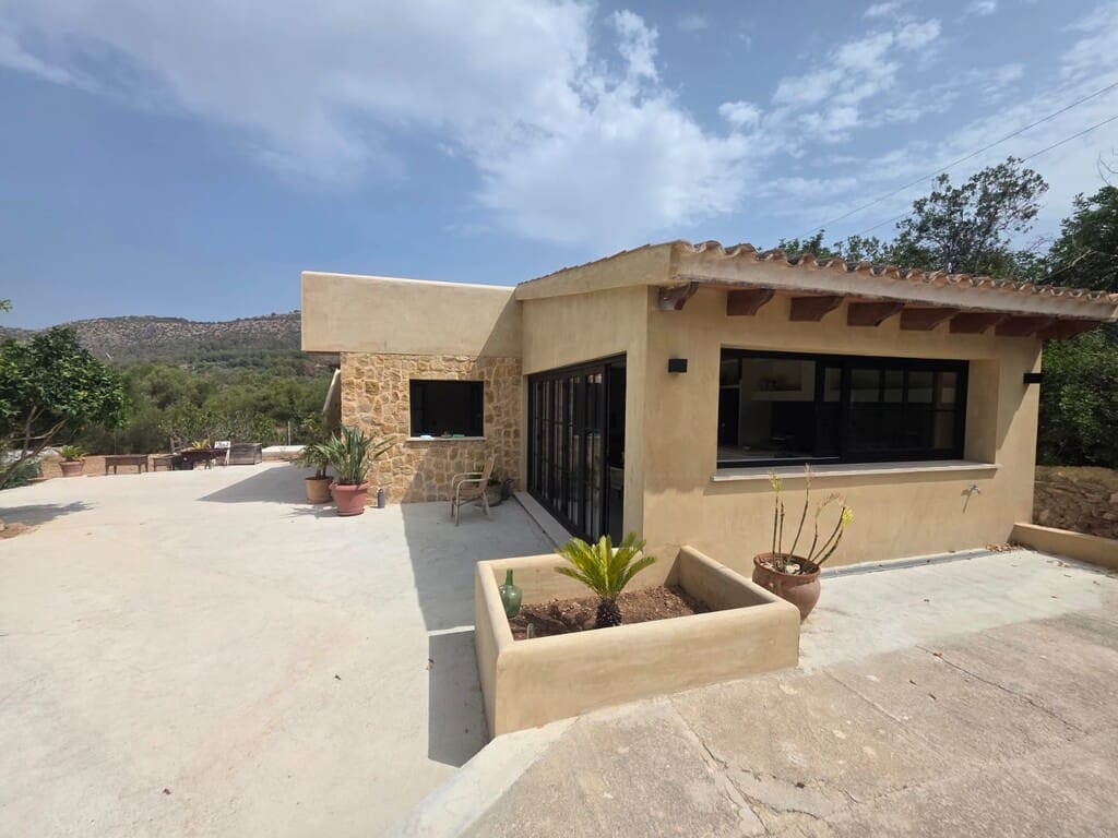 3 bedroom Finca/Country House for rent in Llucmajor with pool - € 3,250 (Ref: 9968451)