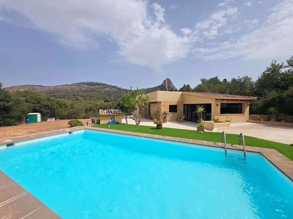 3 bedroom Finca/Country House for rent in Llucmajor with pool - € 3,250 (Ref: 9968451)