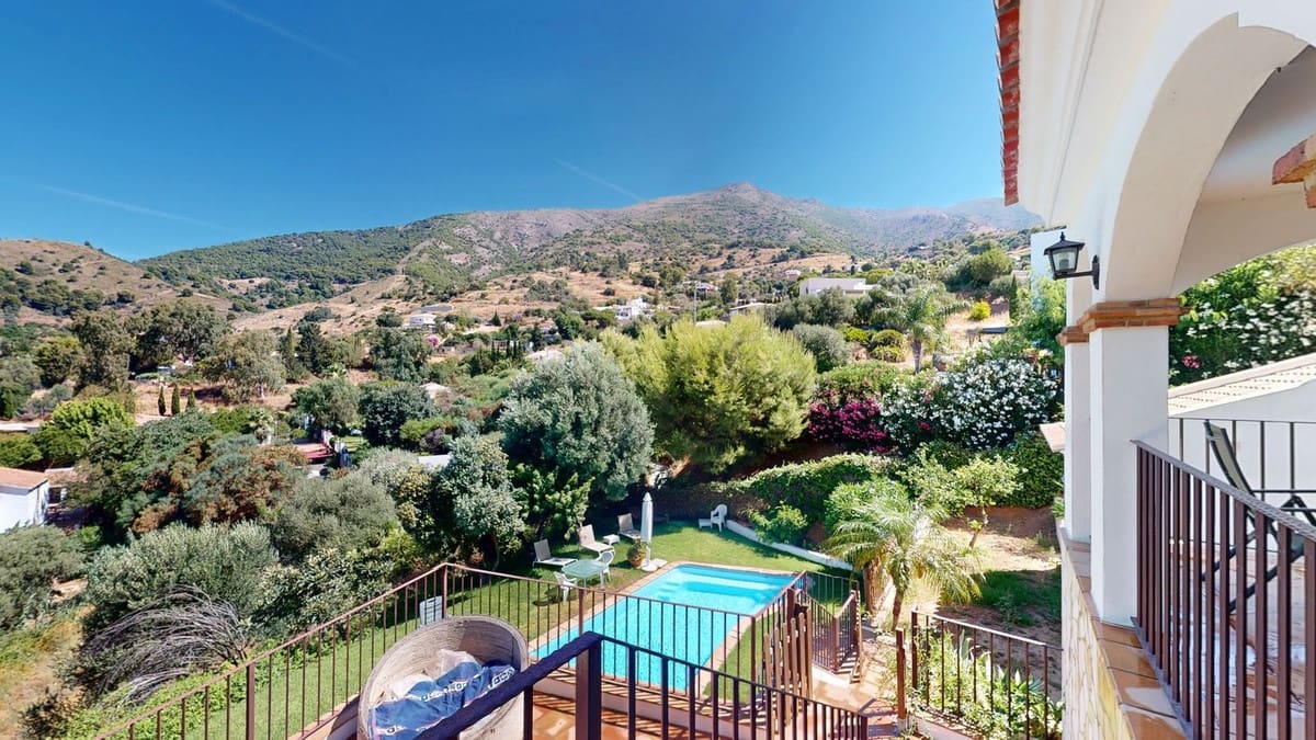 4 bedroom Villa for sale in Valtocado with pool garage - € 1,094,940 (Ref: 10112305)