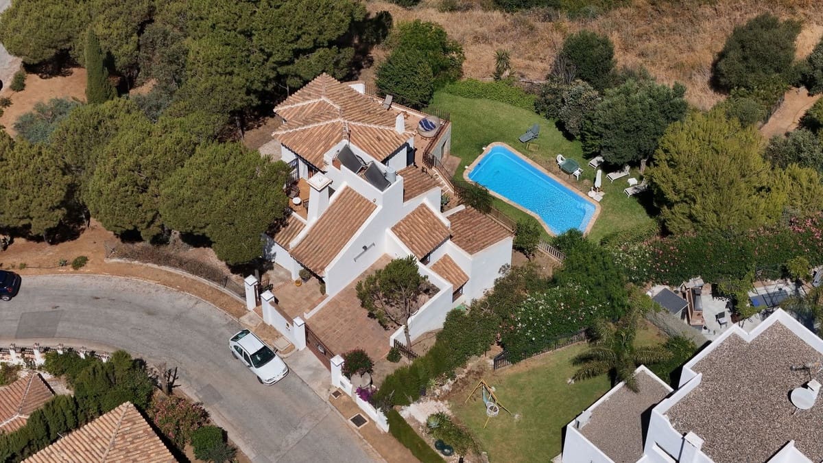 4 bedroom Villa for sale in Valtocado with pool garage - € 1,094,940 (Ref: 10112305)