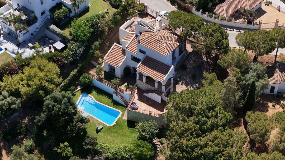 4 bedroom Villa for sale in Valtocado with pool garage - € 1,094,940 (Ref: 10112305)