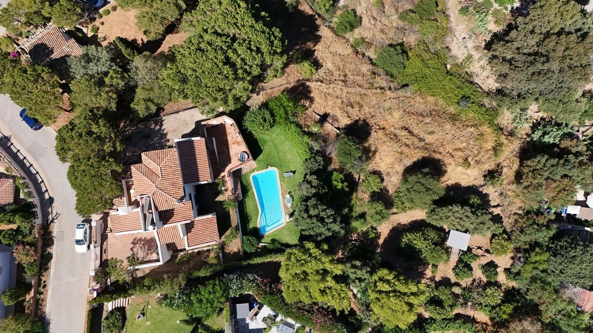 4 bedroom Villa for sale in Valtocado with pool garage - € 1,094,940 (Ref: 10112305)