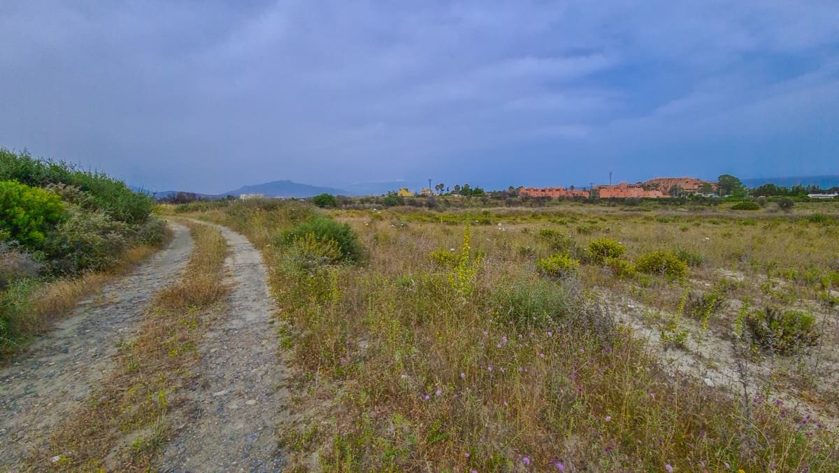 Ubebygd land til salgs i Estepona - € 2 600 000 (Ref: 7495815)
