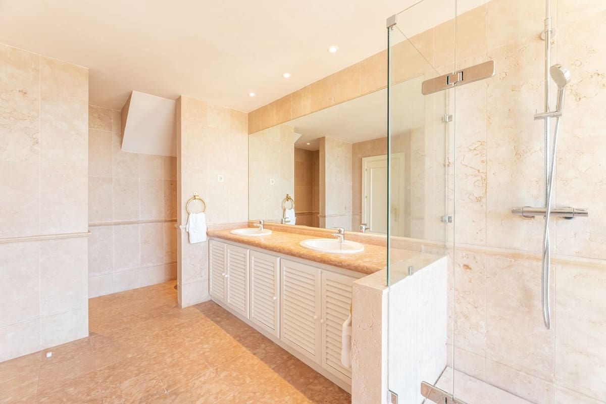 5 bedroom Penthouse for sale in Nueva Andalucia with pool - € 3,700,000 (Ref: 7536652)