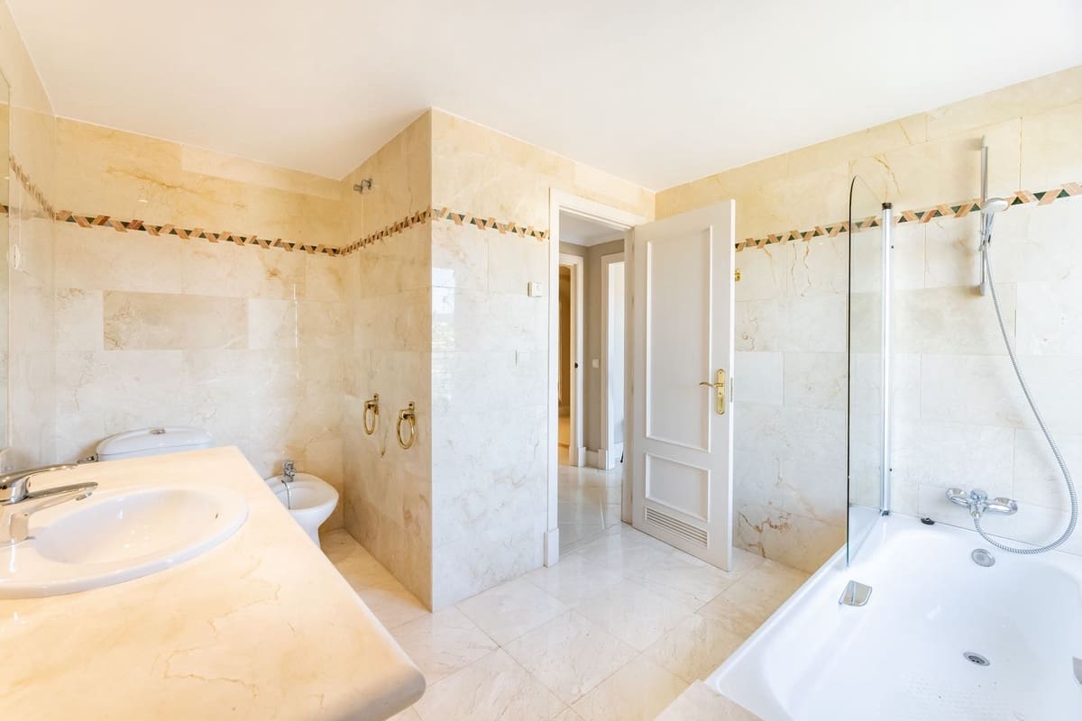 5 bedroom Penthouse for sale in Nueva Andalucia with pool - € 3,700,000 (Ref: 7536652)