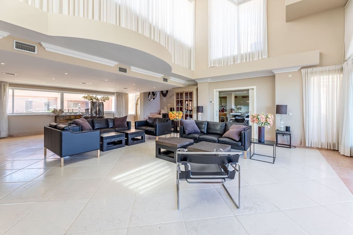 5 bedroom Penthouse for sale in Nueva Andalucia with pool - € 3,700,000 (Ref: 7536652)