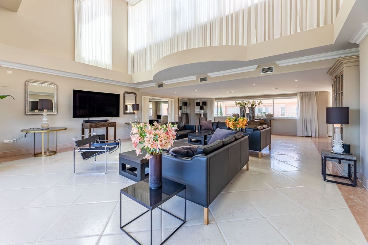 5 bedroom Penthouse for sale in Nueva Andalucia with pool - € 3,700,000 (Ref: 7536652)