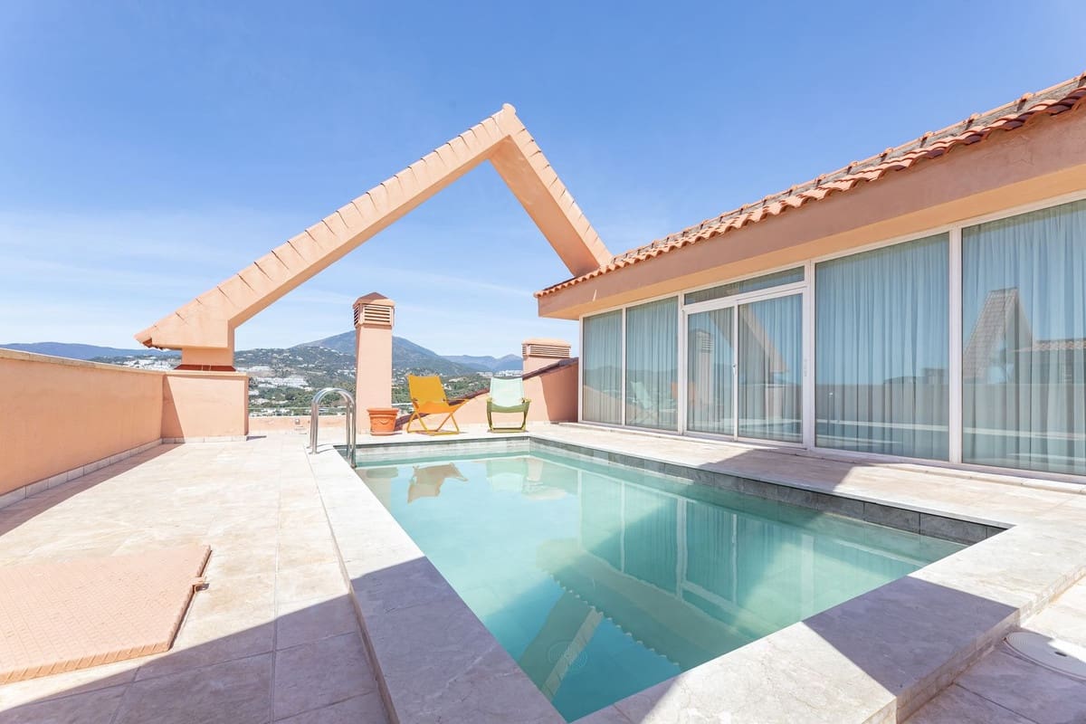 5 bedroom Penthouse for sale in Nueva Andalucia with pool - € 3,700,000 (Ref: 7536652)