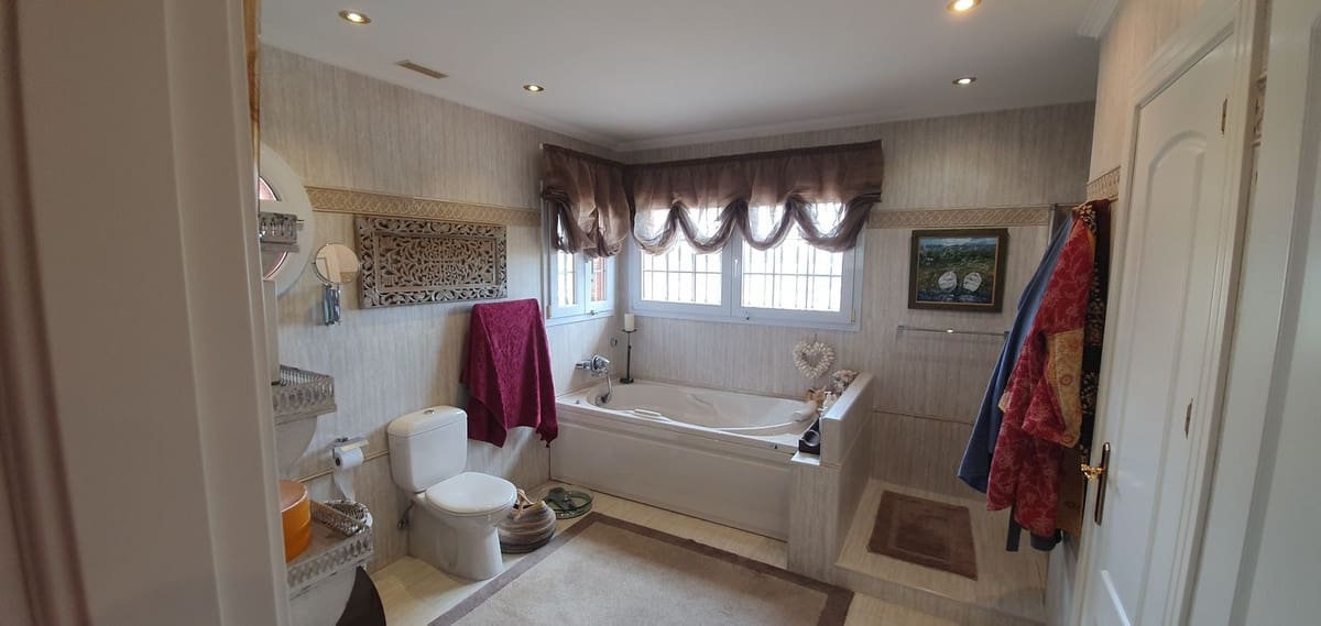 Chalet de 5 habitaciones en La Cala de Mijas en venta con piscina - 2.750.000 € (Ref: 7665307)