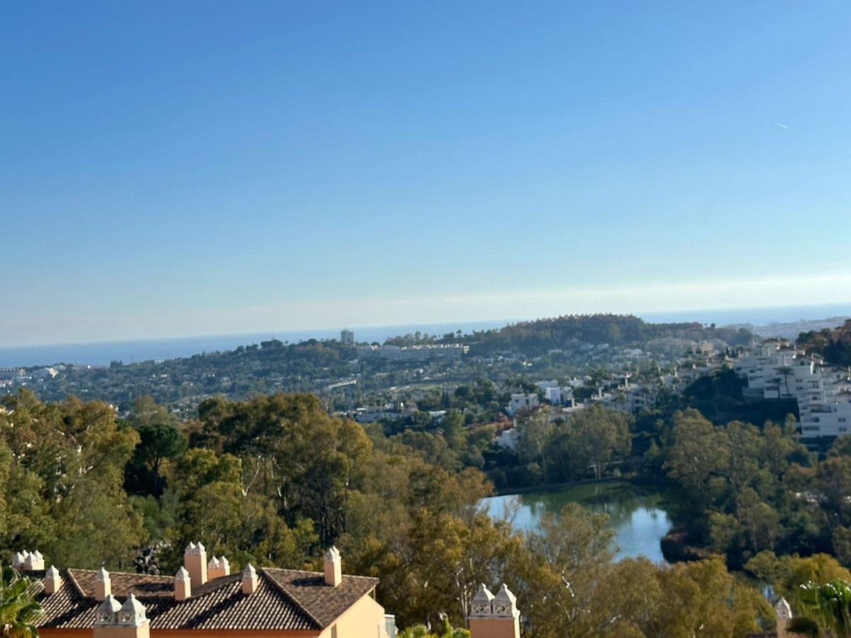 2 bedroom Penthouse for sale in Nueva Andalucia - € 850,000 (Ref: 8078357)