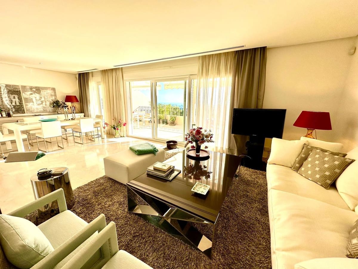 2 bedroom Penthouse for sale in Nueva Andalucia - € 850,000 (Ref: 8078357)