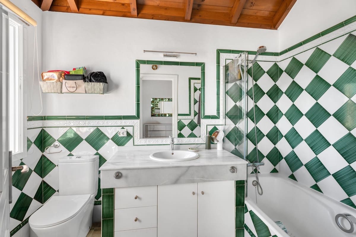 3 makuuhuone Omakotitalo myytävänä paikassa Marbella mukana uima-altaan - 1 250 000 € (Ref: 8941671)