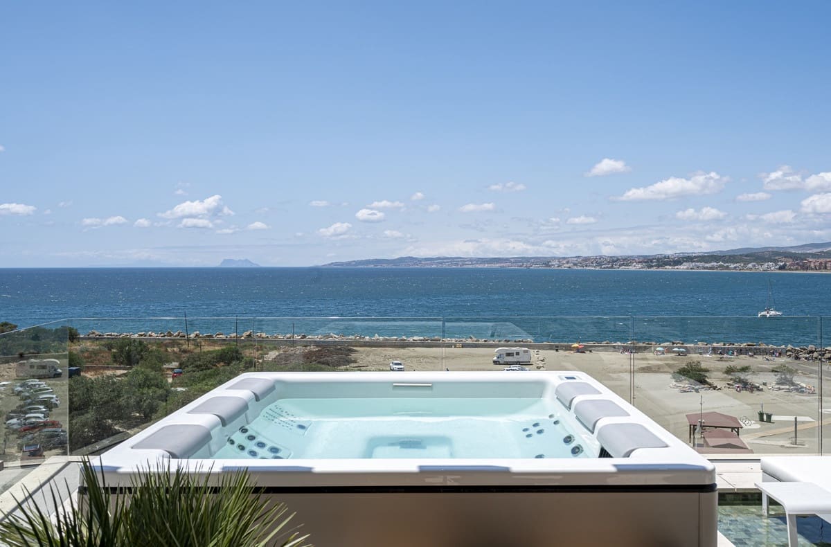 2 Zimmer Apartment zu verkaufen in Estepona mit Pool - 2.395.000 € (Ref: 8952050)