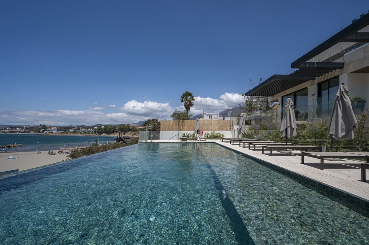 2 Zimmer Apartment zu verkaufen in Estepona mit Pool - 2.395.000 € (Ref: 8952050)